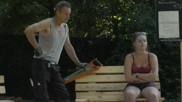 John en Sanne zijn bang dat de pleuris uitbreekt met betrekking tot de organisatie van de Beachparty