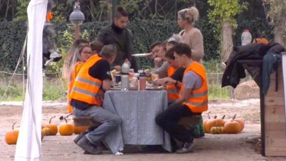 De bewoners lijken nader tot elkaar te komen