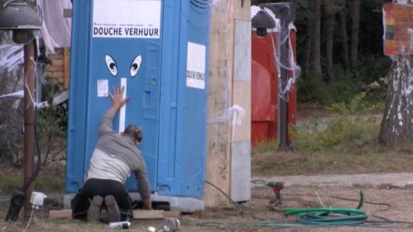 De bewoners uit Utopia 2 zijn erg blij met hun nieuwe voorziening de douche!