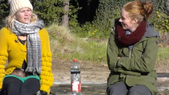 Hiske en Christel bespreken ideeën voor een spectaculaire opening van hun toekomstige huisje