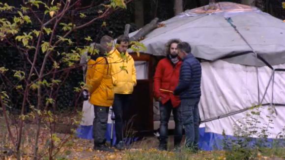 Erik probeert rust in de tent te brengen